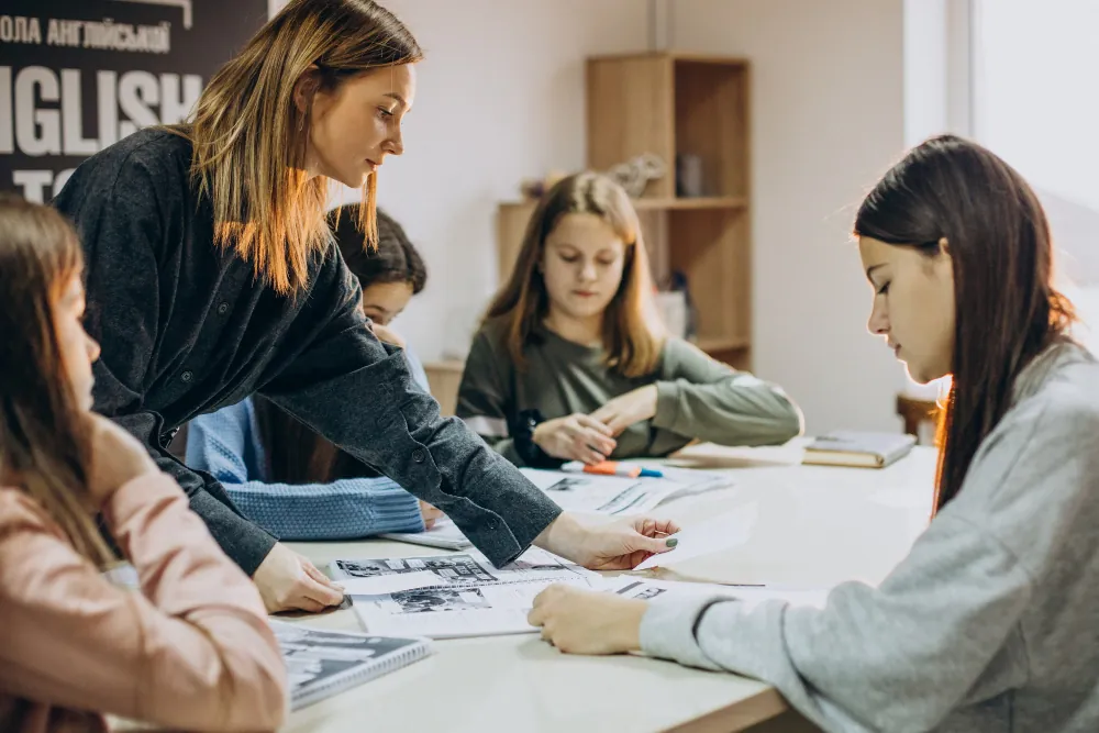 Ученики занимаются с преподавателем в классе